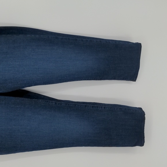 Levi's Women's Classic Straight Jean Size 32‎ Medium Wash Denim Casual Solid - Picture 3 of 16